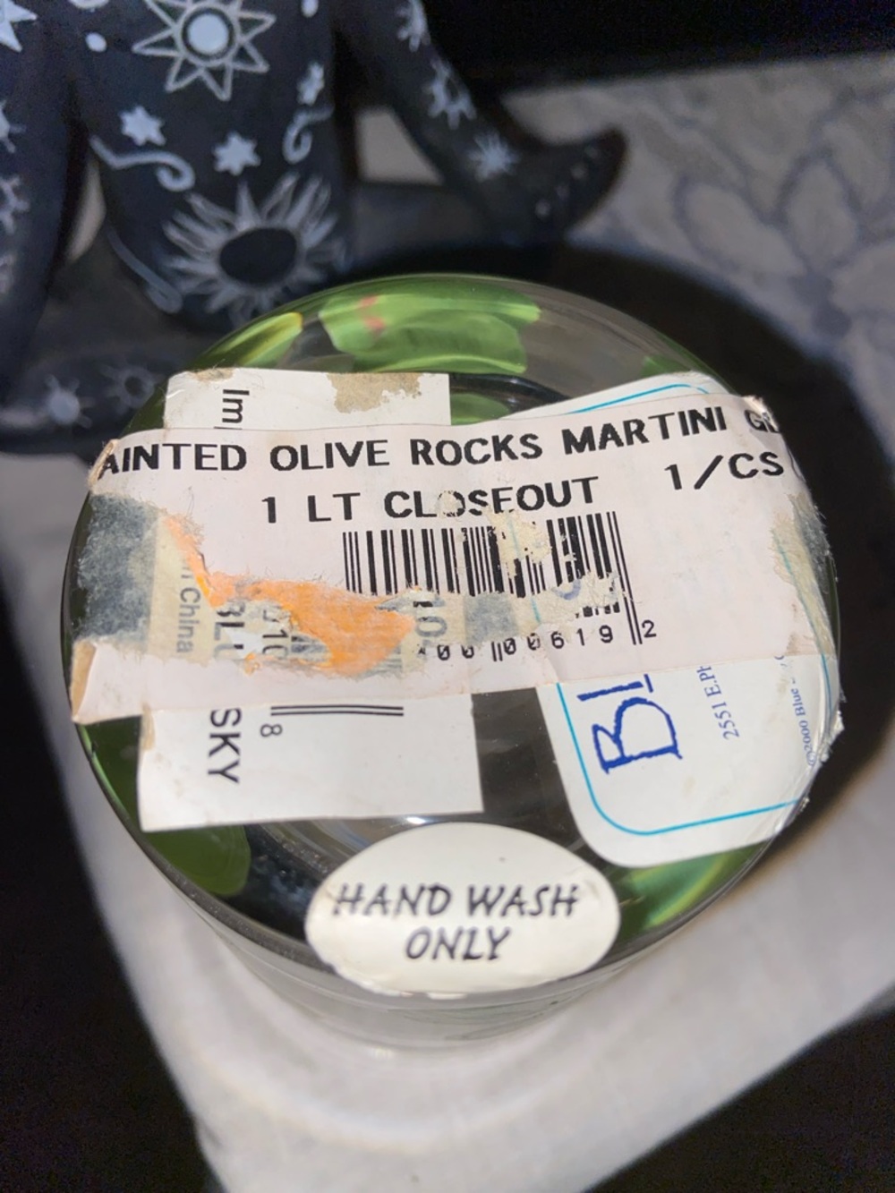 OLIVE ROCKS MARTINI GLASS NEW - Picture 2 of 2